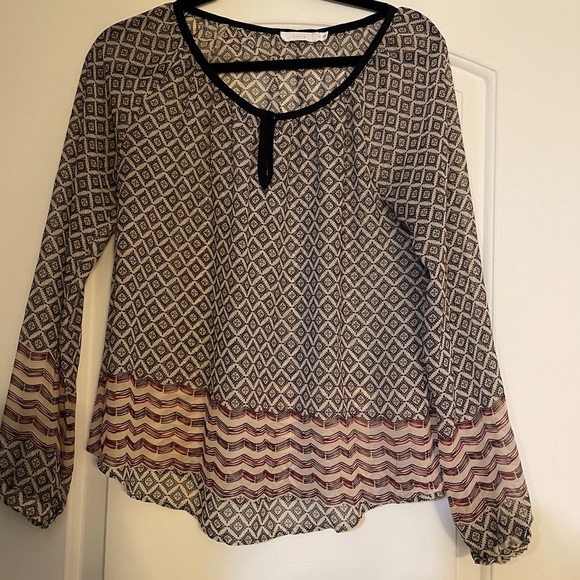 Geometric Patterned shirt - Black and Red - Picture 8 of 8